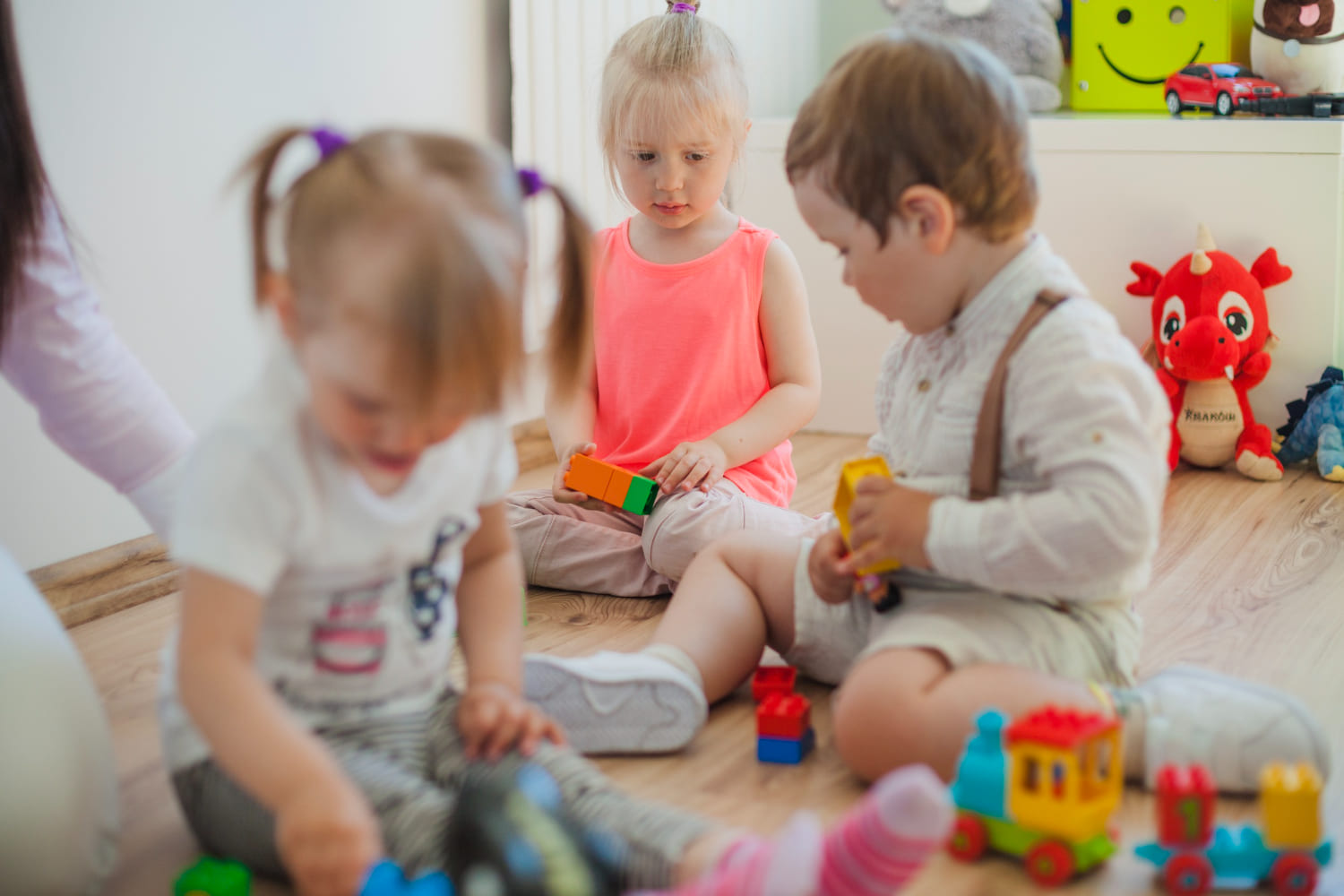 Peques jugando con bloques